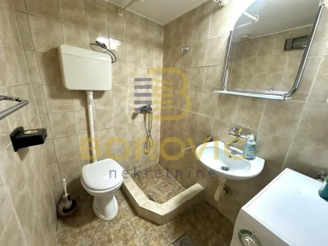 Kupatilo opremljeno toaletom, umivaonikom, tuš prostorom i ogledalom. - image 6