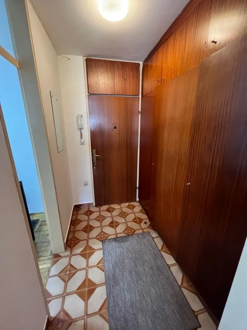 Izdavanje, jednosoban stan, 57m², Centar, Bar