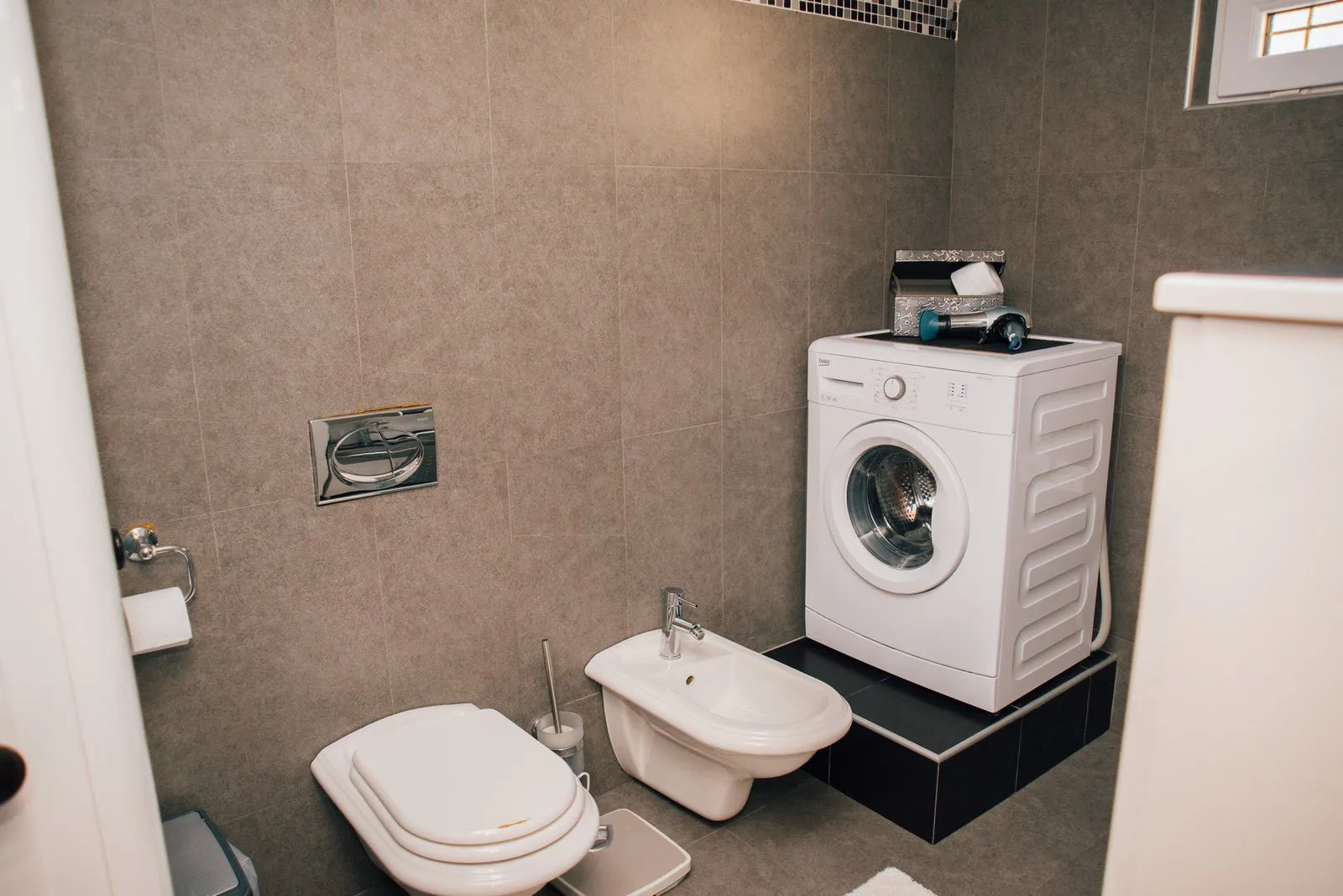 Izdavanje, dvosoban stan, 130m², Kotor, Crna Gora