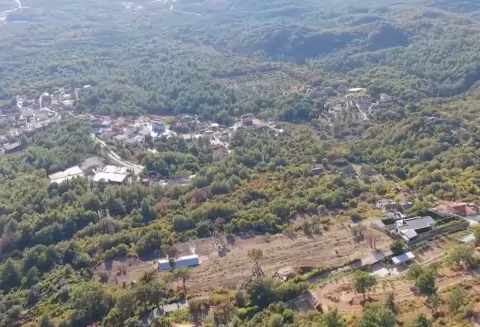 Pogled iz vazduha na okolinu i prirodu sa naseljem. - image 2