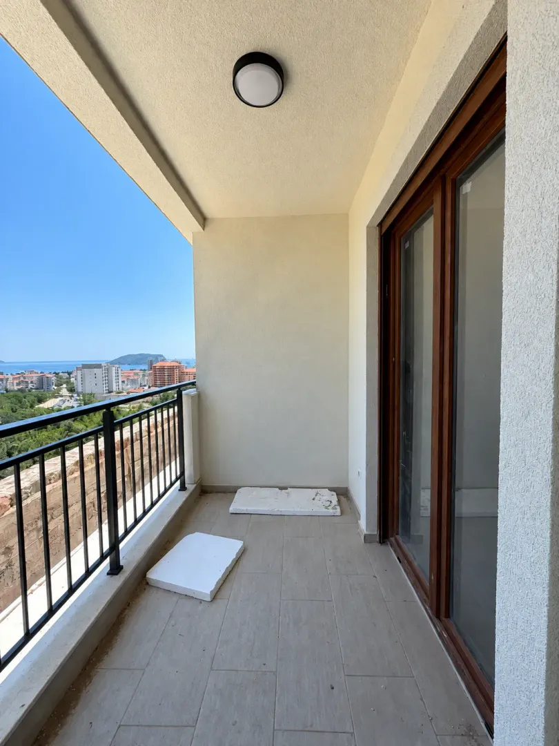 Nenamješten balkon sa pogledom na more i grad.