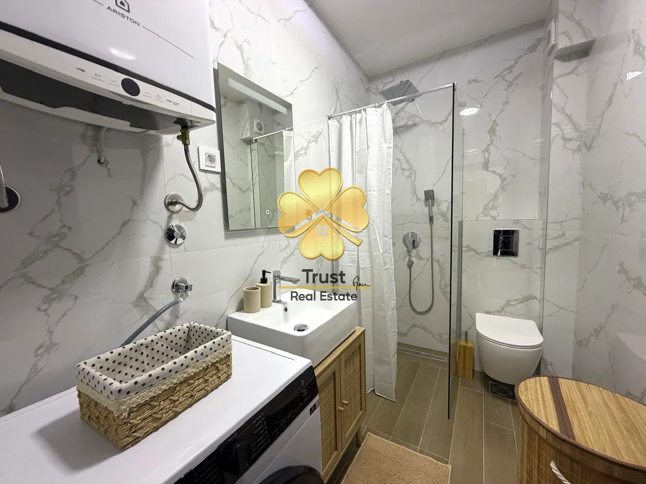 Modernly decorated bathroom with a shower cabin, washbasin, and toilet.