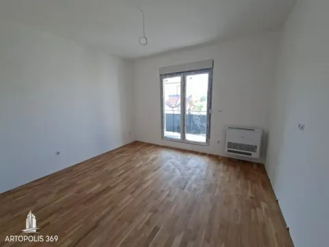 Prazna soba sa parketom i balkonskim vratima. - image 15