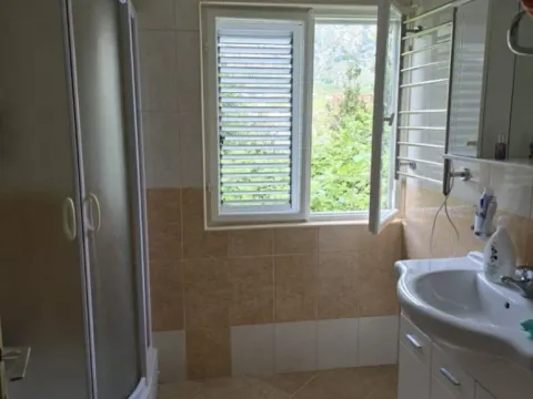 Izdavanje, kuća, 85m², Muo, Kotor - image 6