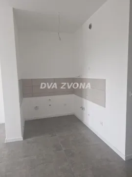 Nenamještena kuhinja sa pločicama na zidu i podu. - image 5