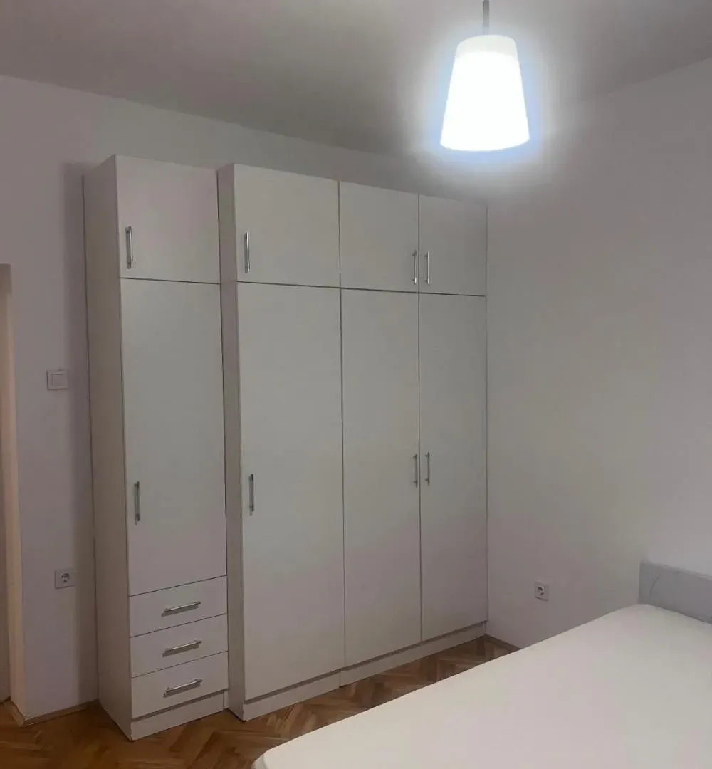 Izdavanje, trosoban stan, 55m², Savski Venac, Beograd