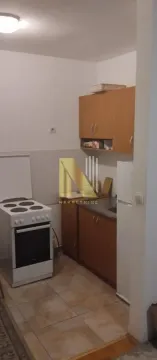 Manja kuhinja sa drvenim elementima i šporetom. - image 8