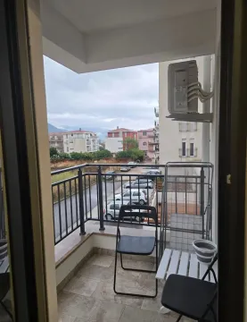 Manji namješten balkon sa stolicama i klima uređajem. - image 7