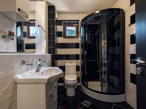 Daily-rent, two bedroom apartment, 51m², Budva, Crna Gora - image 12