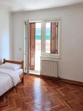 Spavaća soba sa krevetom i balkonskim vratima. - image 13