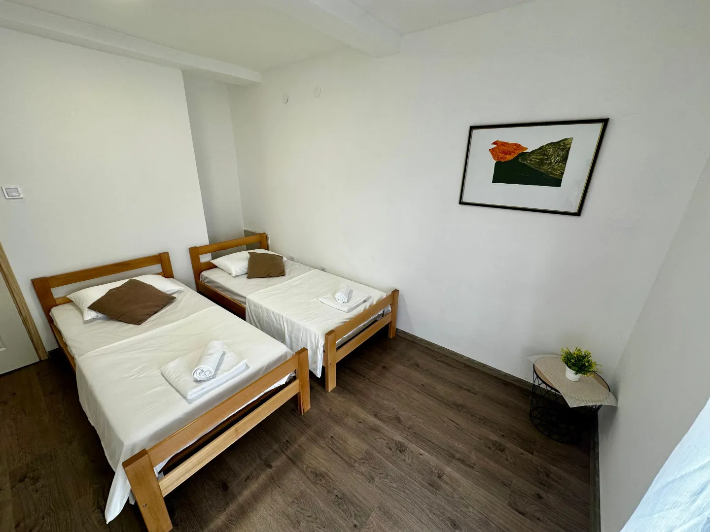 Izdavanje, dvosoban stan, 80m², Centar, Cetinje