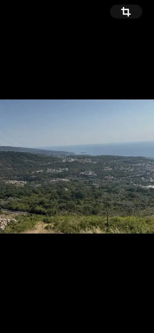 Pogled na prirodu i more sa lokacije nekretnine.