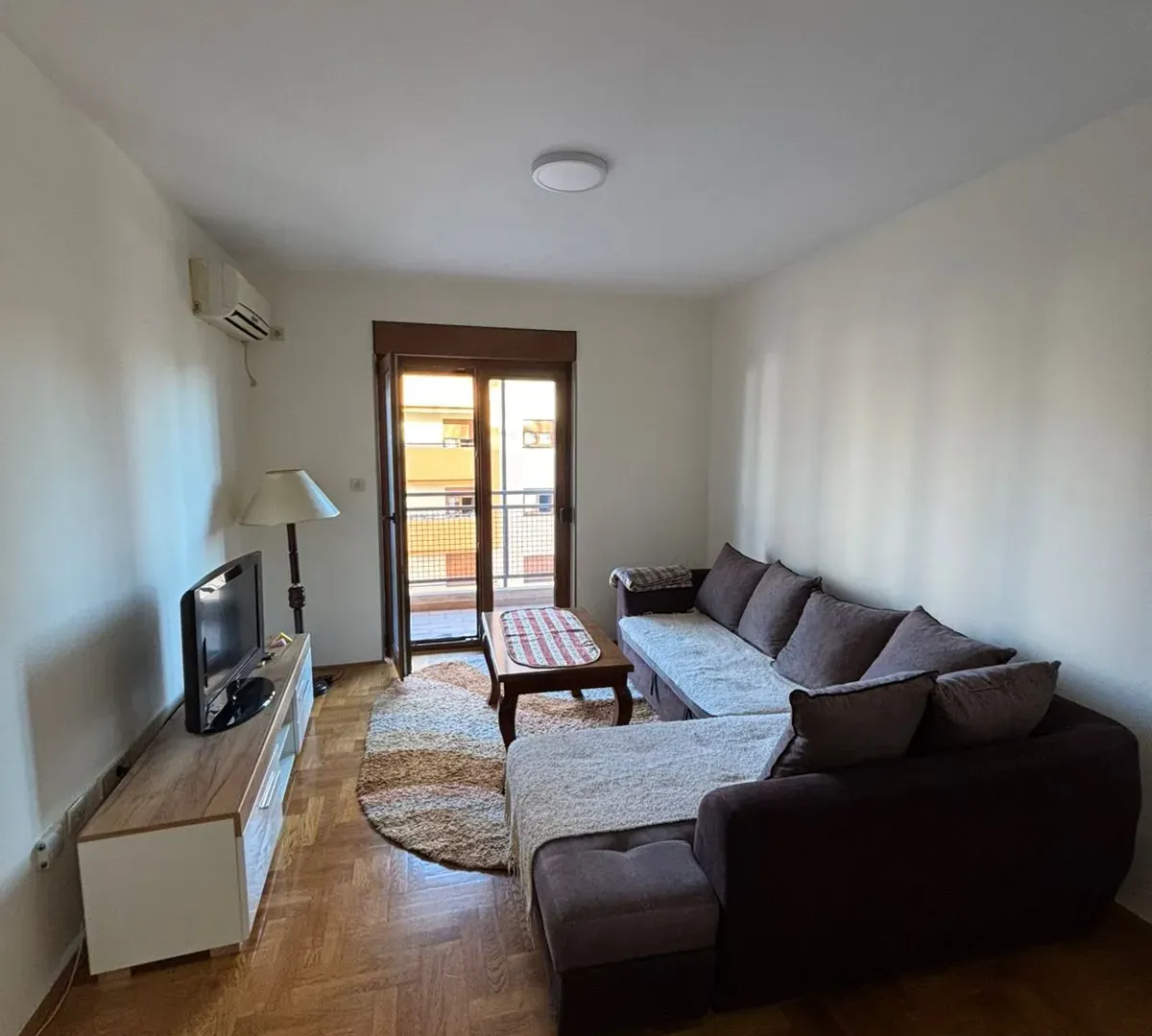 Izdavanje, dvosoban stan, 70m², Stari Aerodrom, Podgorica