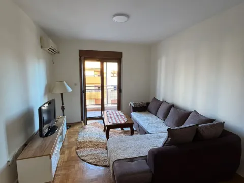 Izdavanje, dvosoban stan, 70m², Stari Aerodrom, Podgorica - image 1