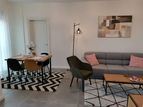 Izdavanje, stan, 83m², Tivat, Crna Gora - image 1