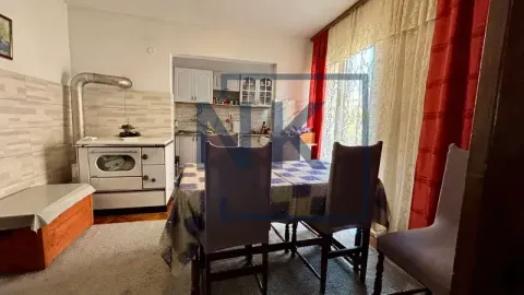 Kuhinja sa trpezarijom i šporetom na drva. - image 18
