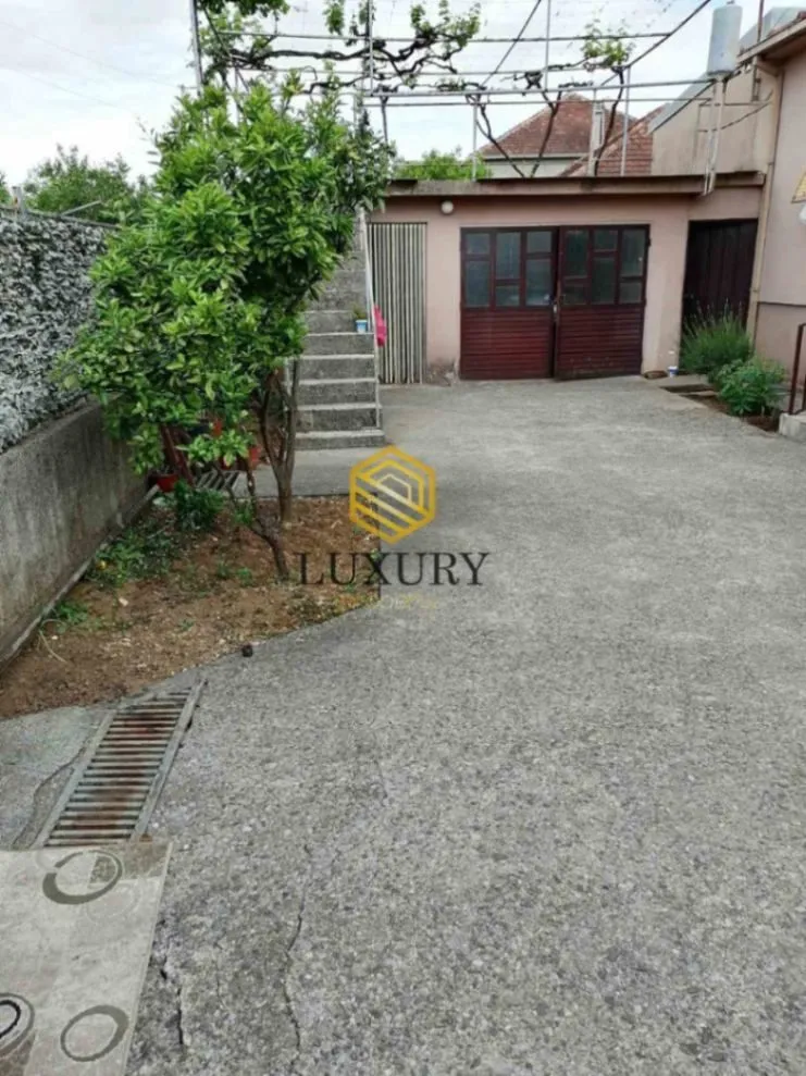 Prodaja, kuća, 200m², Tološi, Podgorica