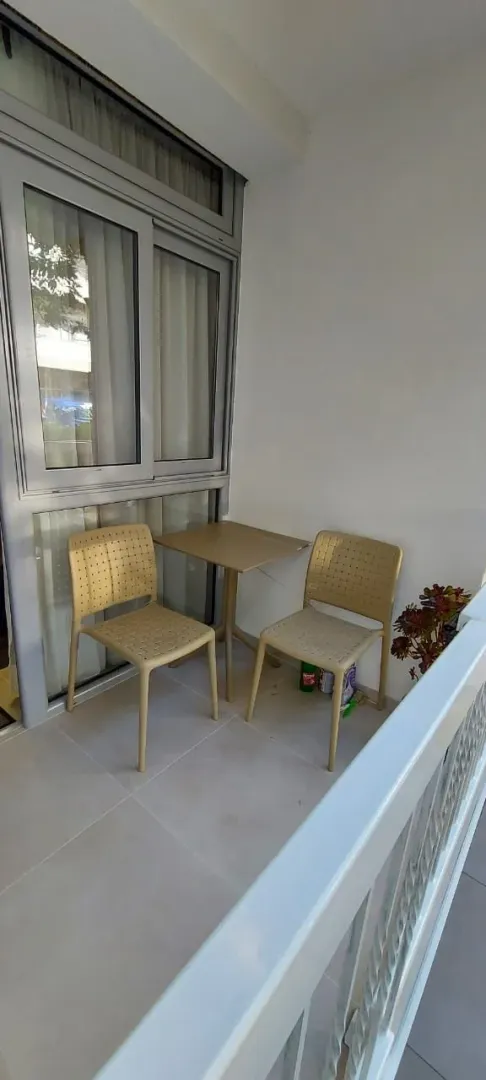 Manji namješteni balkon sa stolom i dvije stolice.
