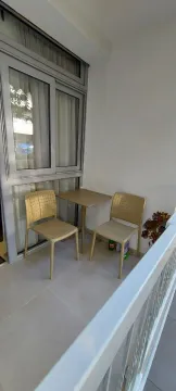Manji namješteni balkon sa stolom i dvije stolice. - image 5