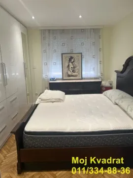 Nameštena spavaća soba sa bračnim krevetom, ormanom i prozorom. - image 7