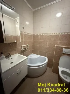Manje kupatilo sa umivaonikom, ugradnom kadom i wc šoljom. - image 9