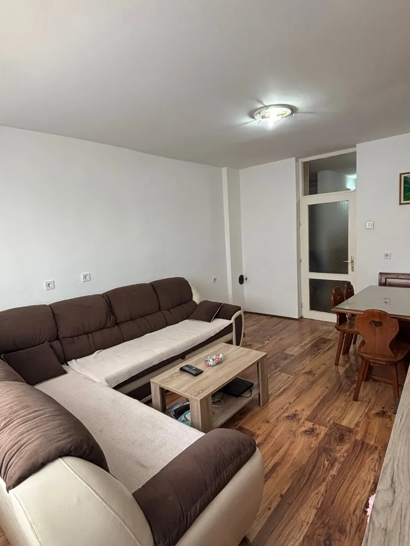 Dnevna soba sa ugaonom garniturom, stočićem i trpezarijskim dijelom.