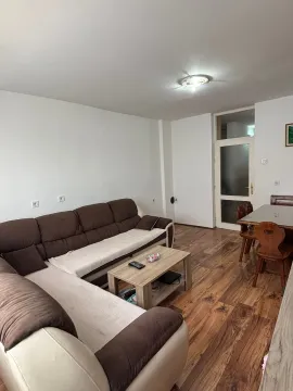 Dnevna soba sa ugaonom garniturom, stočićem i trpezarijskim dijelom. - image 12