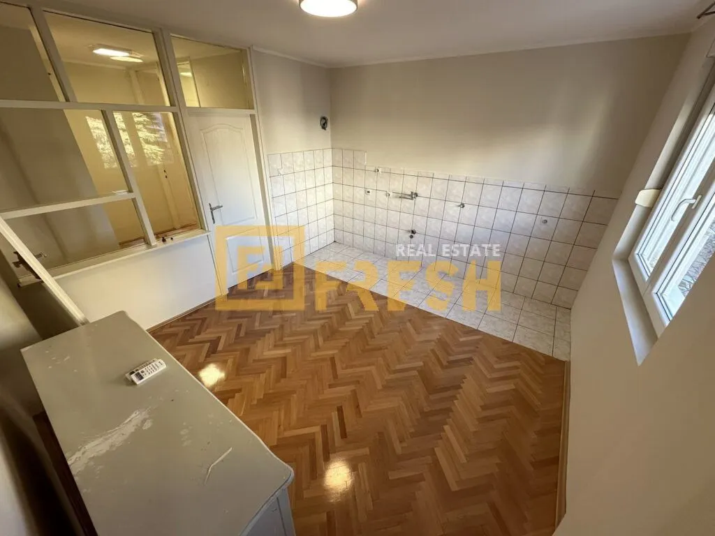 Izdavanje, dvosoban stan, 89m², Centar, Podgorica