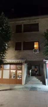 Noćni izgled ulaza u stambenu zgradu sa poslovnim prostorom u prizemlju. - image 2