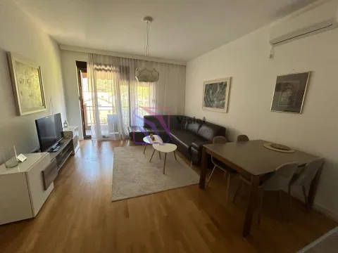 Dnevna soba sa garniturom, trpezarijskim stolom i izlazom na terasu. - image 3