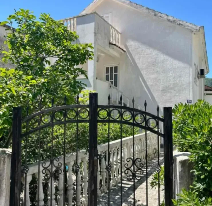 Izdavanje, dvosoban stan, 70m², Podkošljun, Budva