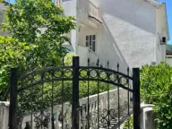 Izdavanje, dvosoban stan, 70m², Podkošljun, Budva - image 1