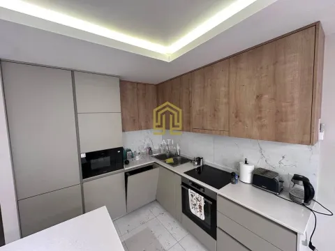 Moderna opremljena kuhinja sa ugradnim elementima i bijelom radnom pločom. - image 6