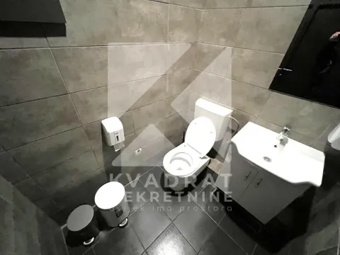 Izdavanje, poslovni prostor, 150m², Centar, Podgorica - image 13