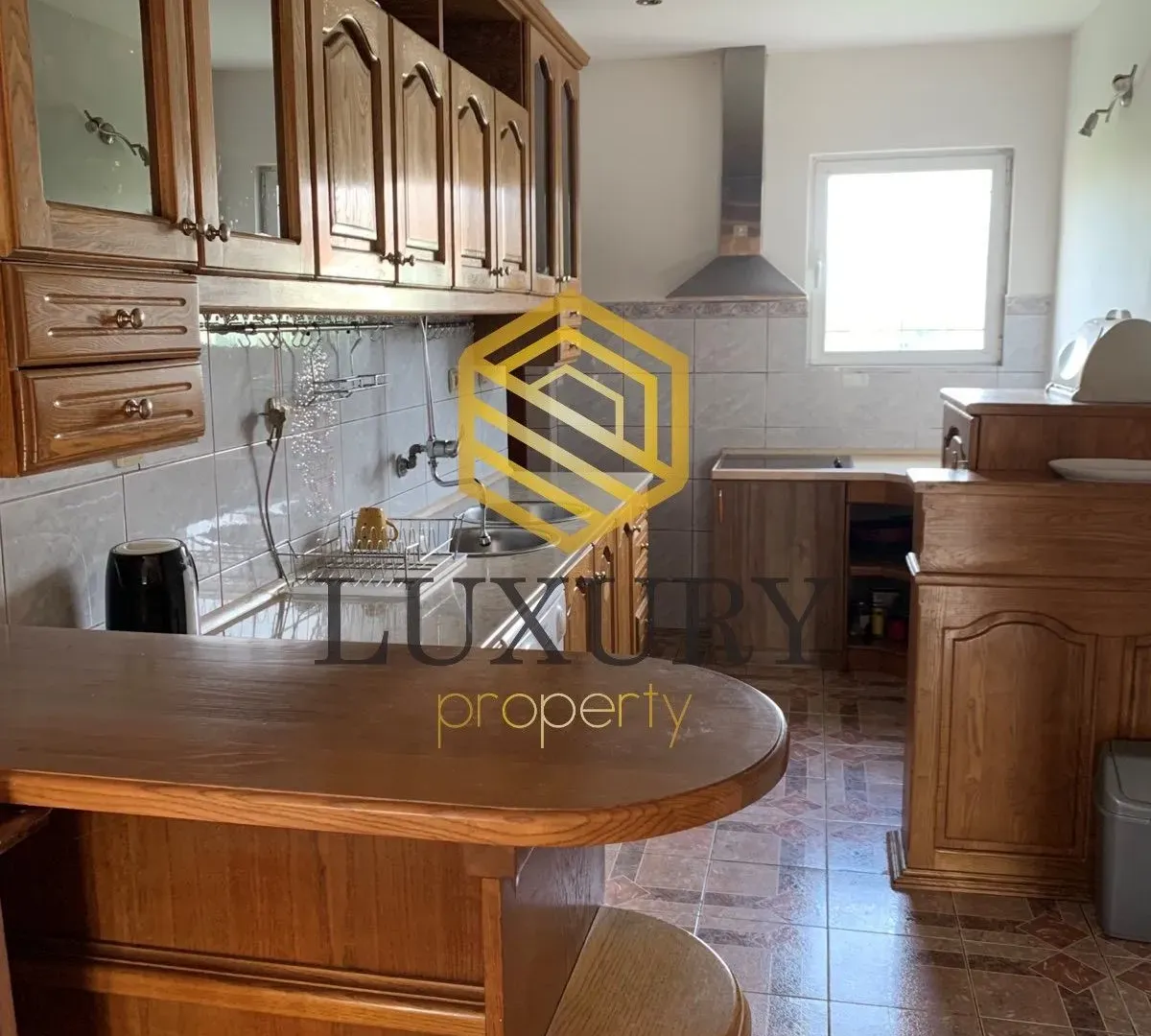 Izdavanje, kuća, 250m², Tološi, Podgorica