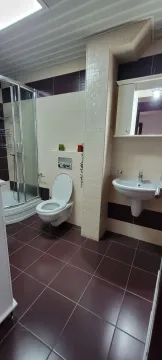 Moderne kupatilo sa tuš kabinom, WC šoljom i umivaonikom. - image 5