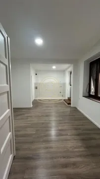 Prazna kuhinja sa pripremljenim priključcima i laminatnim podom. - image 7