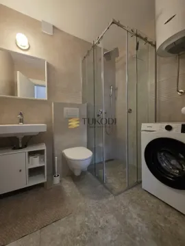 Moderno kupatilo sa tuš kabinom, umivaonikom i veš mašinom. - image 14