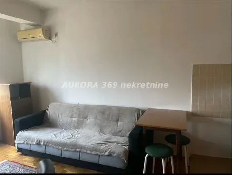 Dnevna soba sa kaučem i trpezarijskim stolom. - image 5