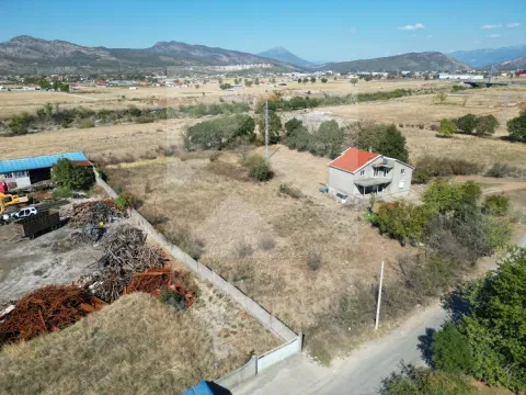 Pogled iz vazduha na plac sa kućom i okolnim pejzažem. - image 5