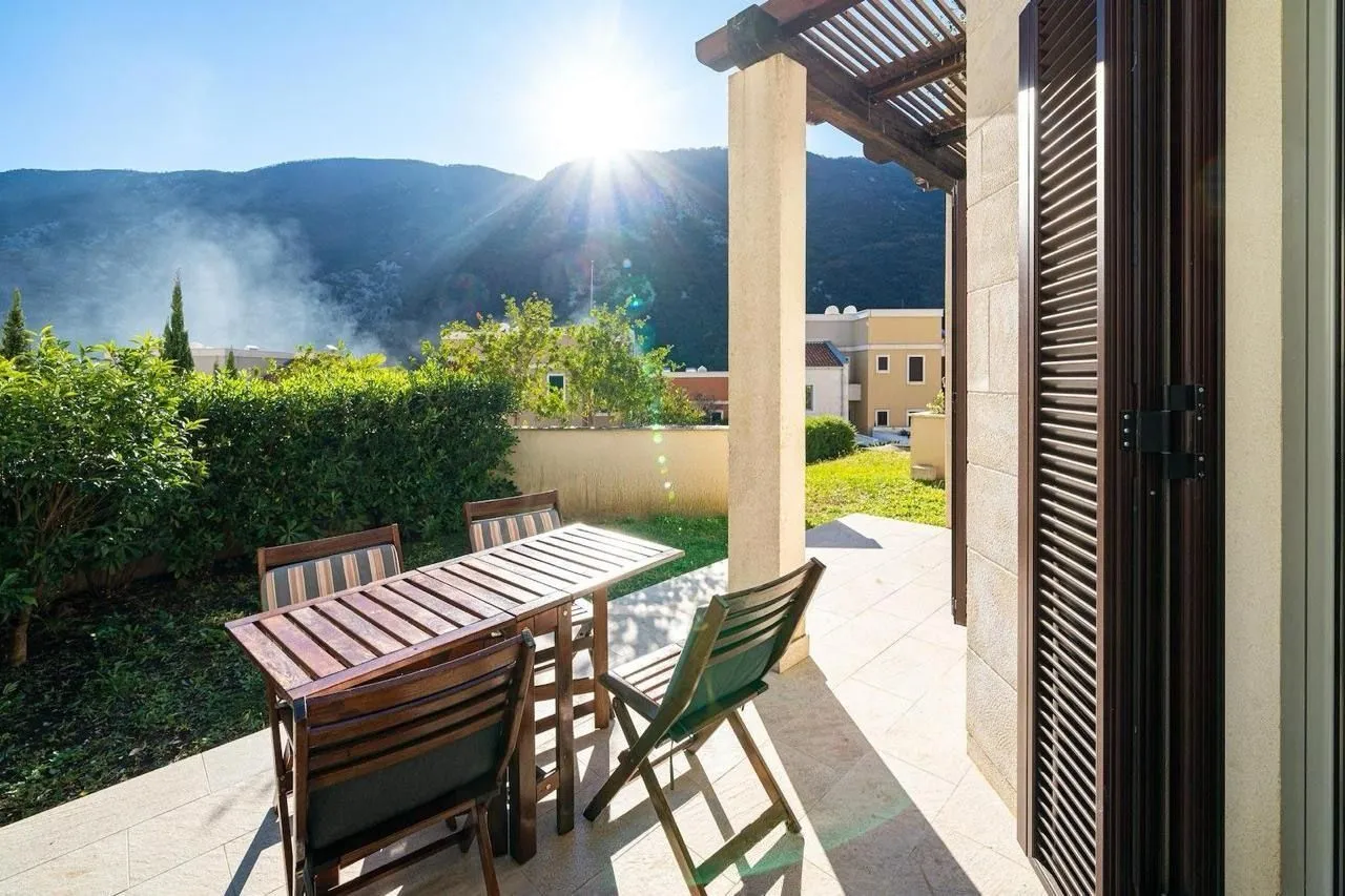 Prodaja, dvosoban stan, 84m², Morinj, Kotor