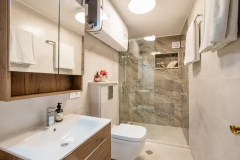 Moderno opremljeno kupatilo sa tuš kabinom i umivaonikom. - image 8