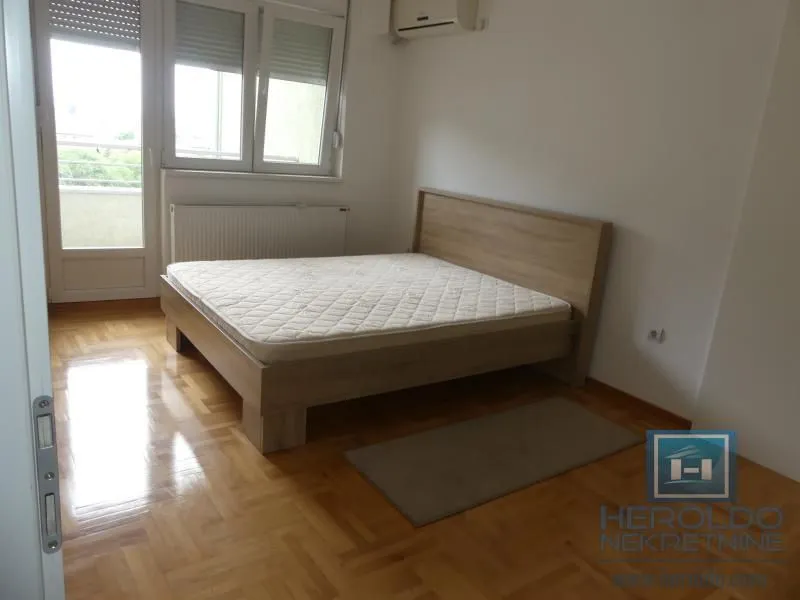 Prodaja, četvorosoban stan, 105m², Vašarište, Jagodina