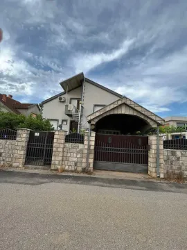 Pogled na spoljašnjost kuće sa ogradom i ulaznom kapijom. - image 2