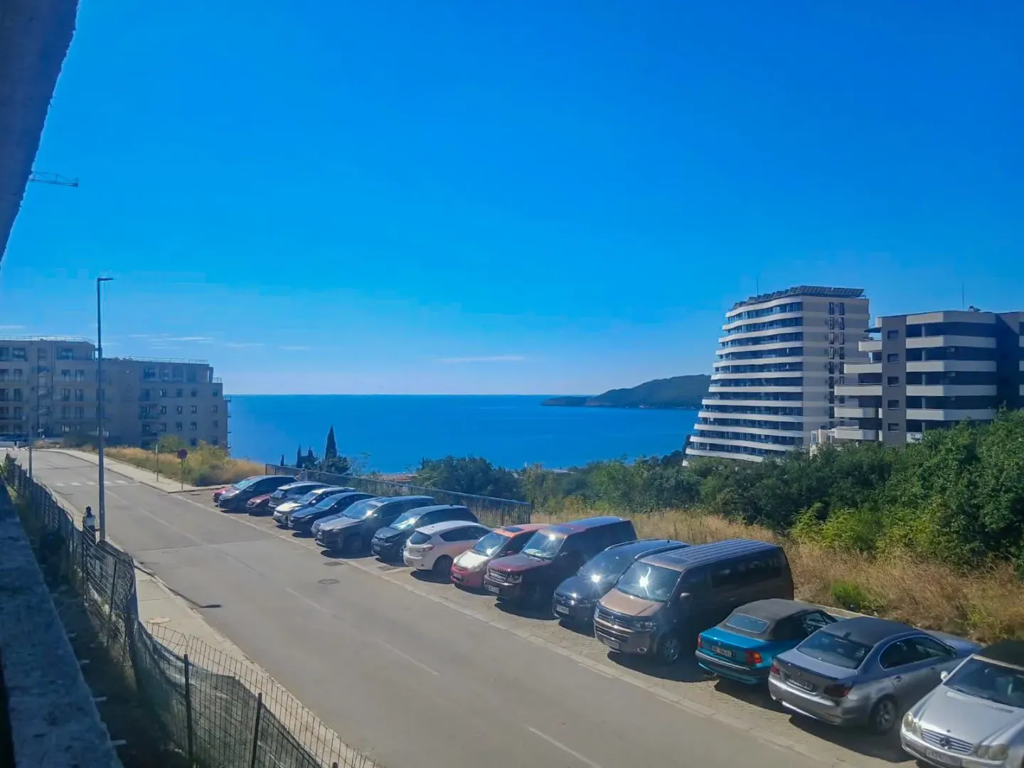 Pogled na more i okolne zgrade sa terase.
