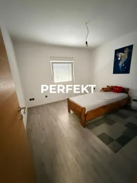 Manja spavaća soba sa drvenim krevetom, laminatom na podu i prozorom. - image 4