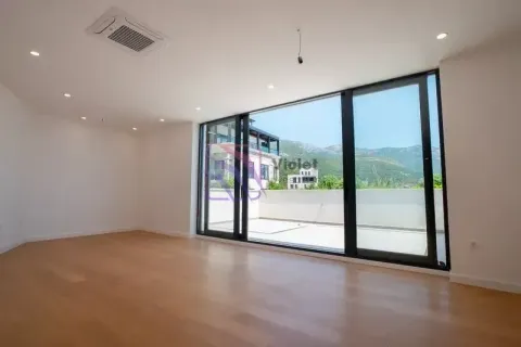 Prazna soba sa drvenim podom i velikim staklenim zidom koji gleda na terasu i planine. - image 5