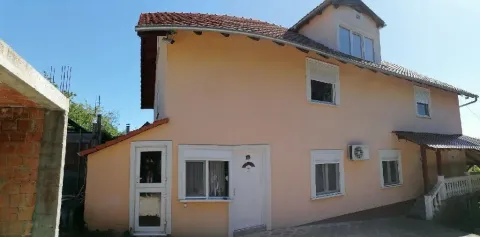 Eksterijer porodične kuće sa dvorištem. - image 8