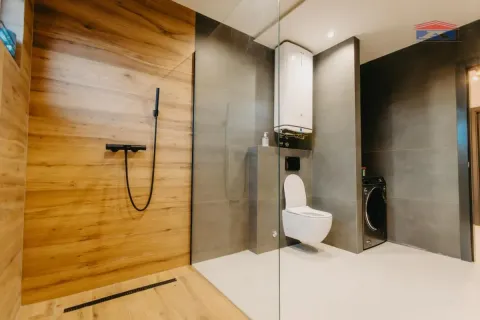 Savremeno opremljeno kupatilo sa tuš kabinom, konzolnom šoljom i bojlerom. - image 44