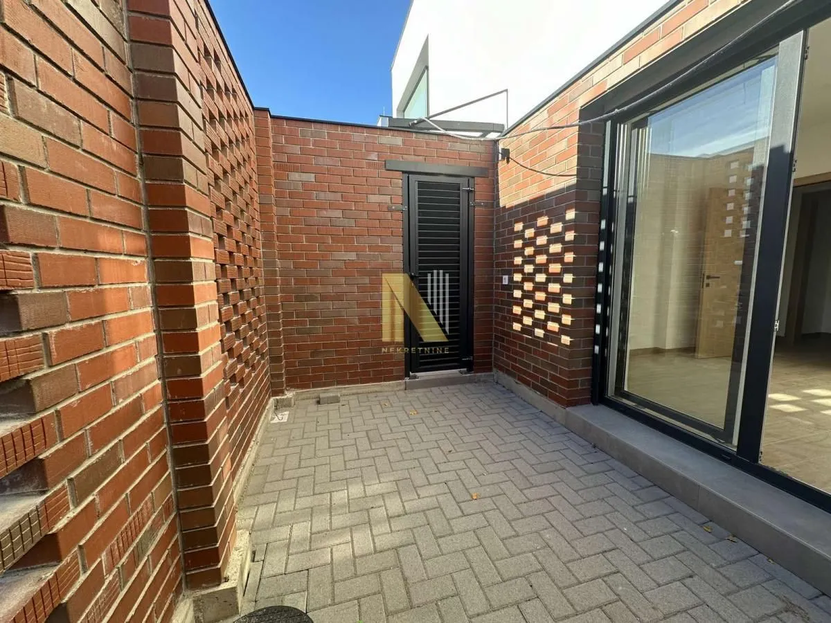 Prodaja, četvorosoban stan, 205m², Alibegovac, Petrovaradin